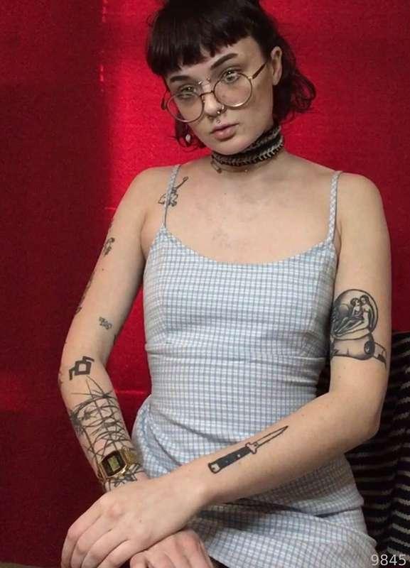 #dress #portraits #trad #tradwife #tradgirl #traditional #uk #petite #tattoos #tattooed #piercings #altgirl #alternative 