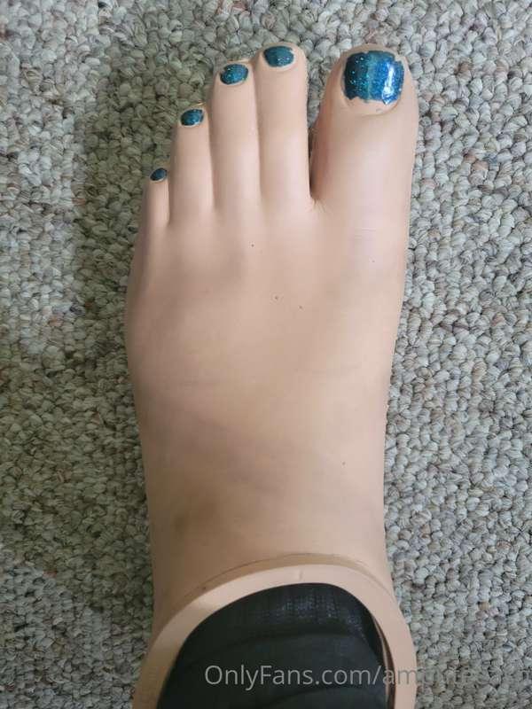 Definitely in need of a pedicure 😔