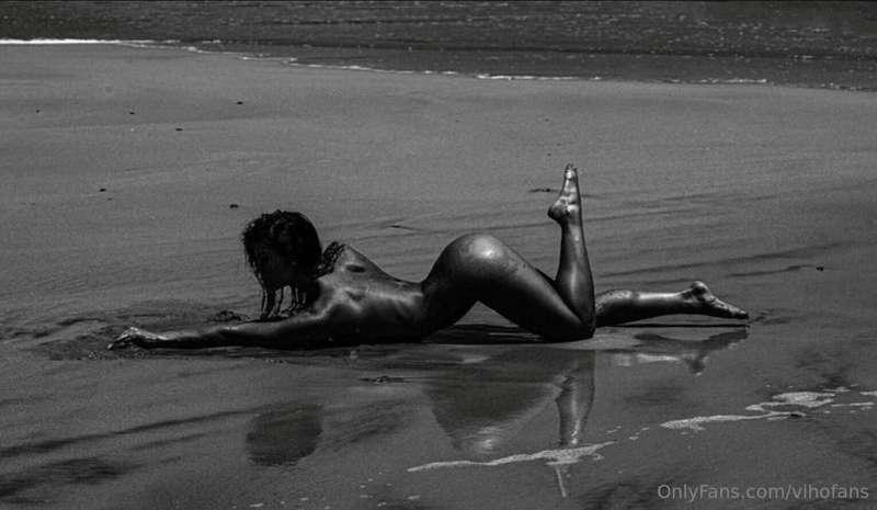 Sex on a beach? 🖤