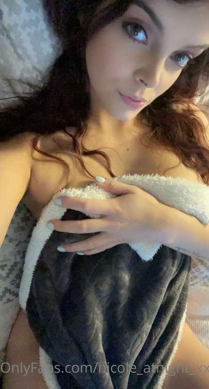 I’m doing sexting sessions on snap right now with live pictu..
