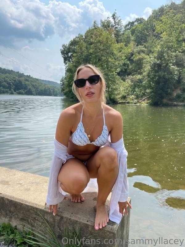 Don’t let me distract you from the water, babe 💦💧