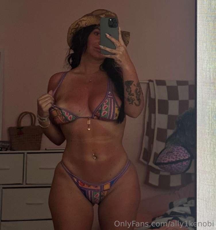 the belly tan lines are insane 🤣