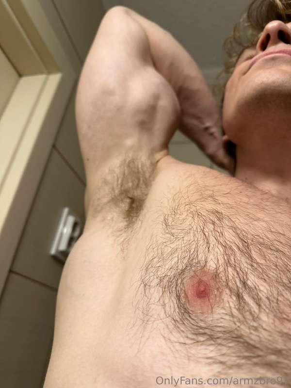 Hairy armpits with huge biceps, hairy pecs and nipples 😋😋😋💪💪..