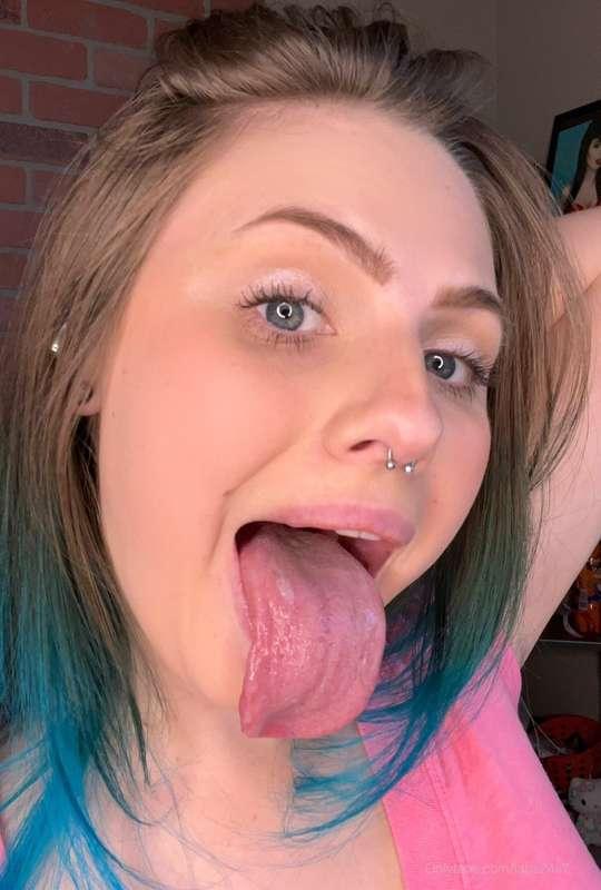 My tongue looks so big here!!! 😳👅 having a big tongue is suc..