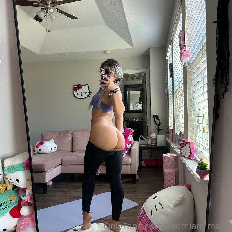 filmed a naked yoga strip vid this morning 🤭 who wants to se..