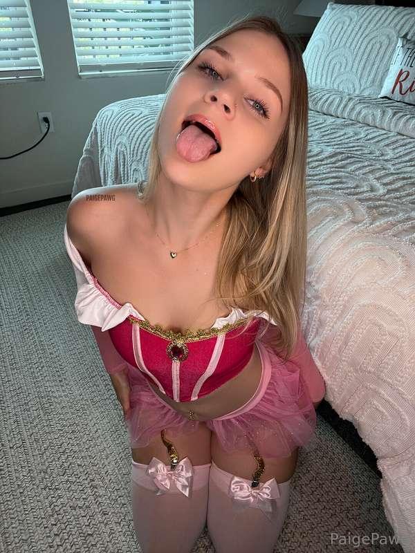 I made something special for you guys in this costume 🙈 Be o..