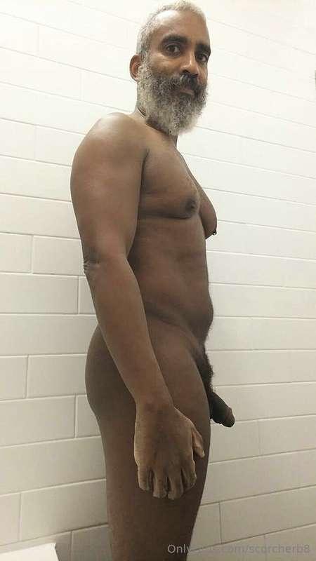 Sideview Saturday!#beard #musculardaddy #gay #feet #gaycruis..