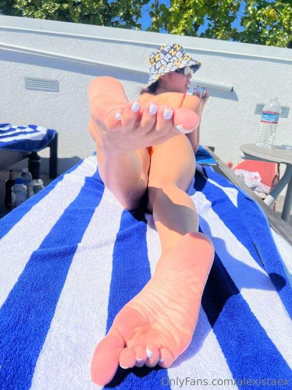 My feet boys getting spoiled today. 👣