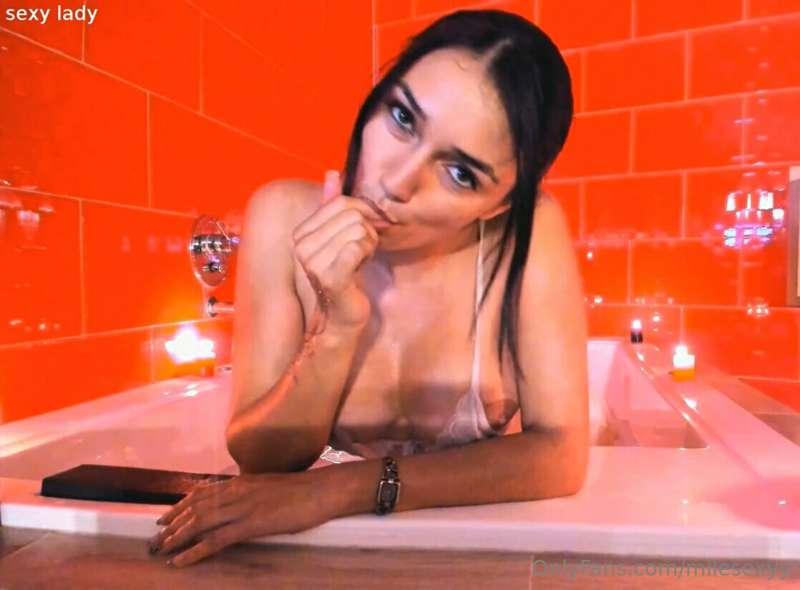BATH SO HOT UNTIL ORGASM!!!🥵🤯🤭
Run away with me and let's do..