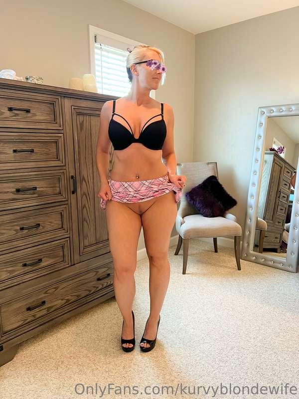 kurvyblondewife image #15
