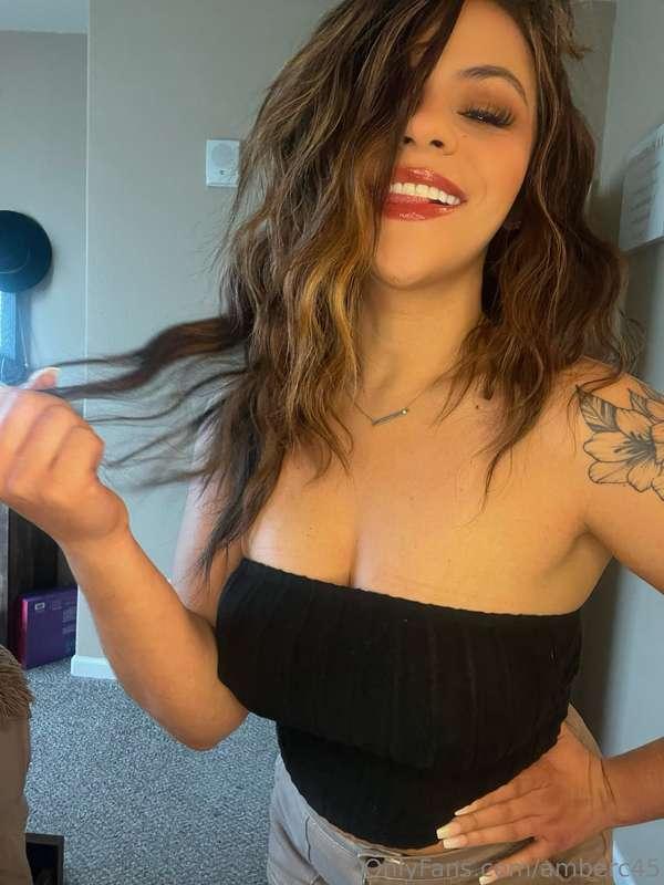 Feeling confident and carefree🌟 What’s your favourite thing ..