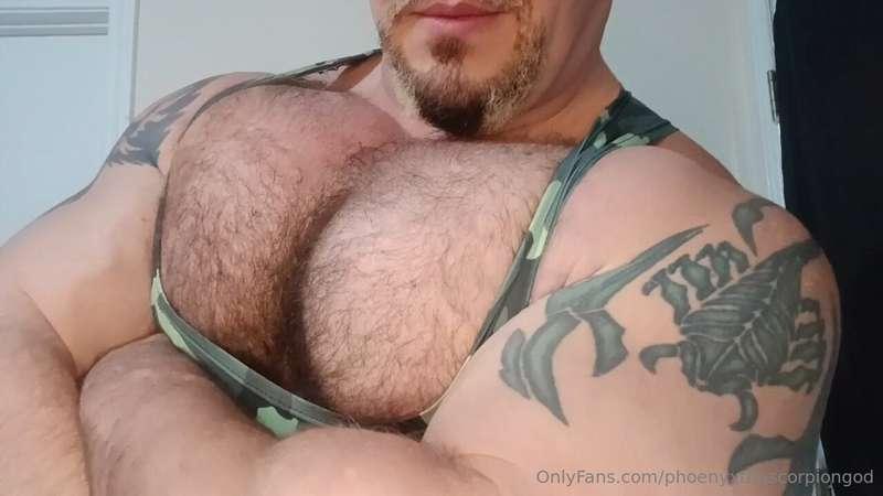 Sweaty flexing and pec bouncing 💪 😎🦂😊