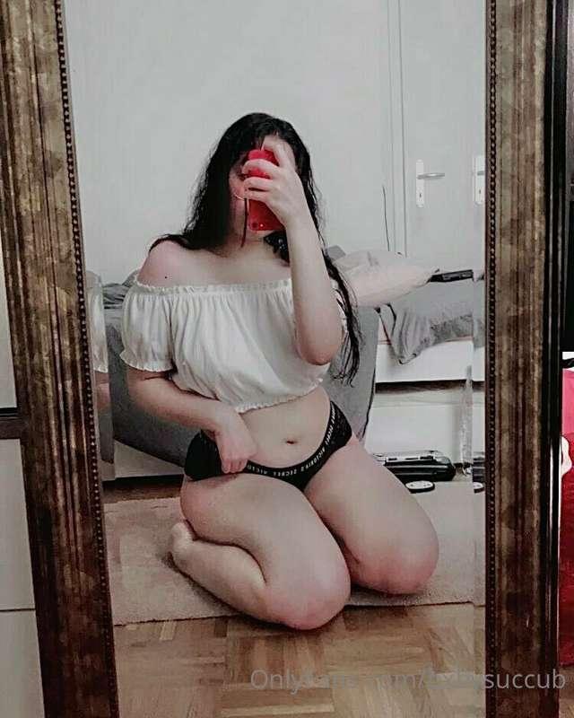 Old cute pic of me from last year🤍 Comfy thighs~
