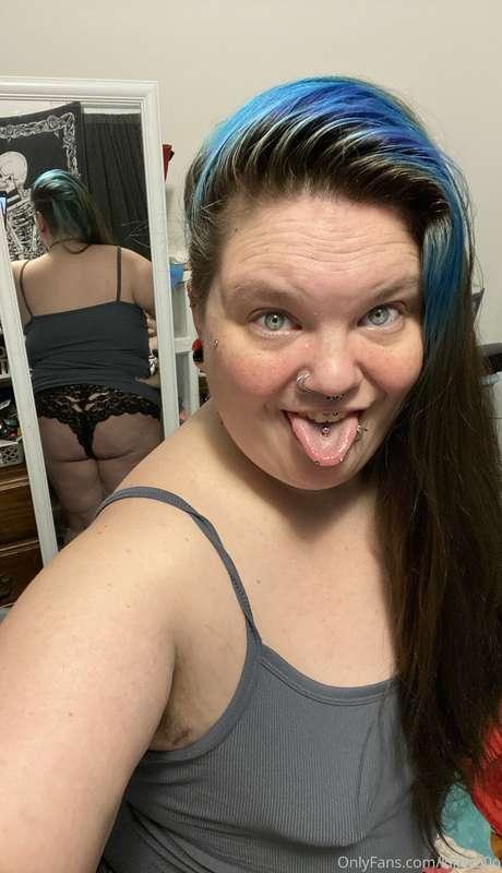 This is how to get ready for zoom right? No? 😳 Fuck it, this..