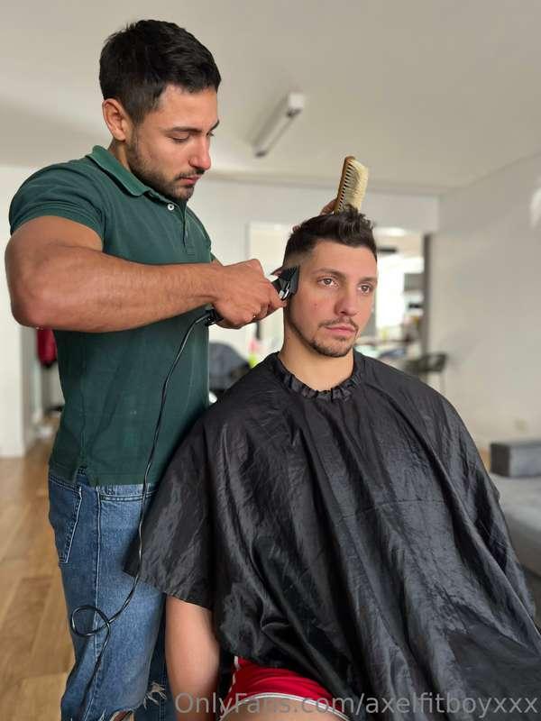 Le corté el cabello a mi amigo @emiterra y terminamos follan..