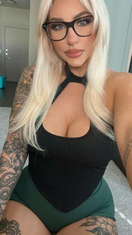 Good morning cutieeees 🩵 be sure to check your DM’s 🤭