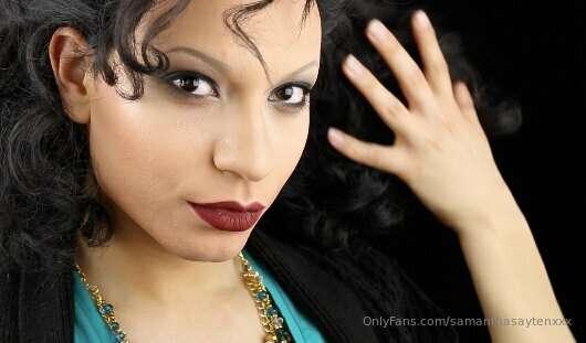 Lil green eye and big red lips for the Eagles! lol