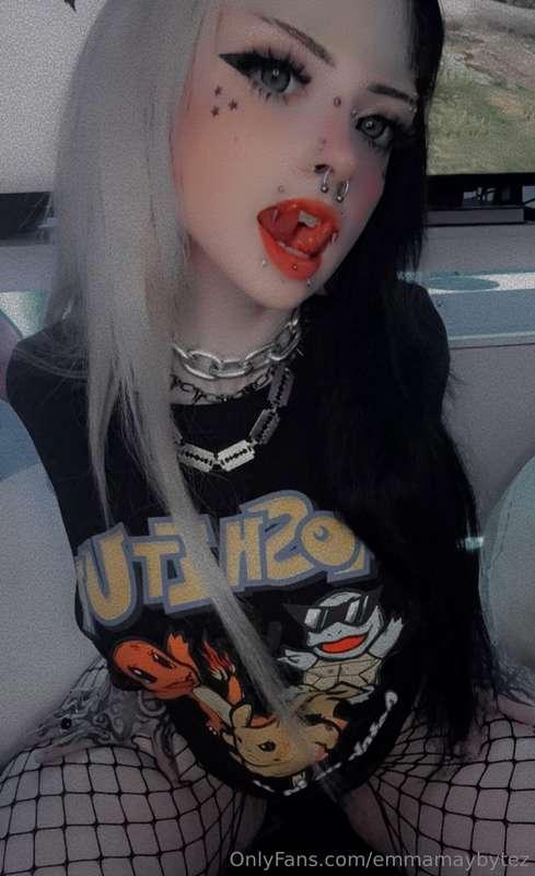 Come watch my new hot af tongue split content this week @emm..