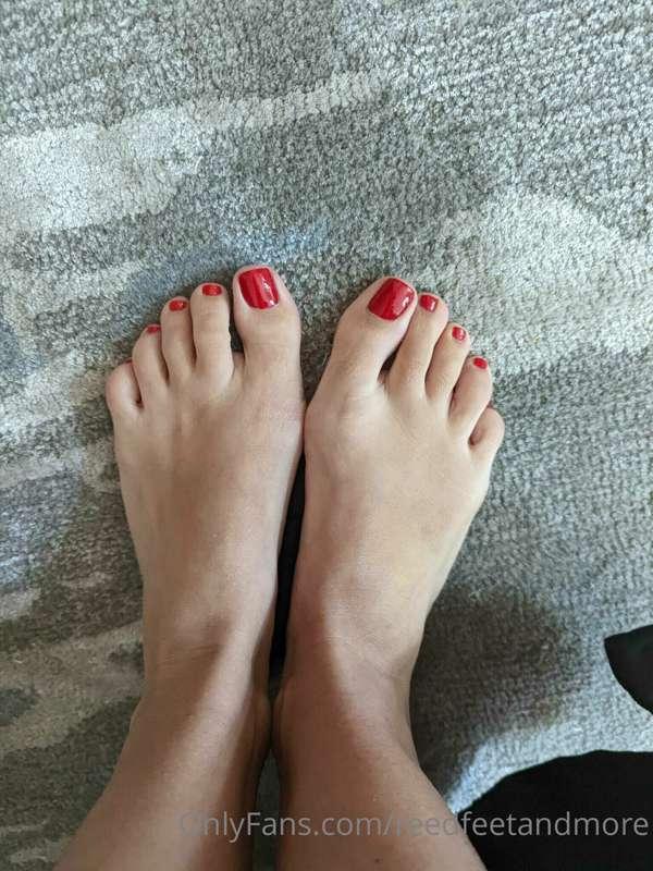 Who likes painted toes and smooth, soft soles? 😋