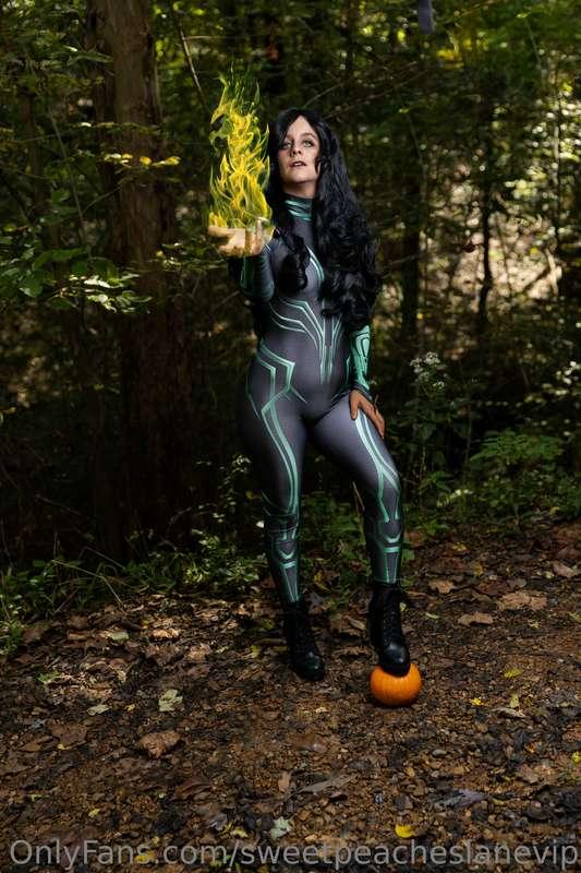 should I do my Hela cosplay again?