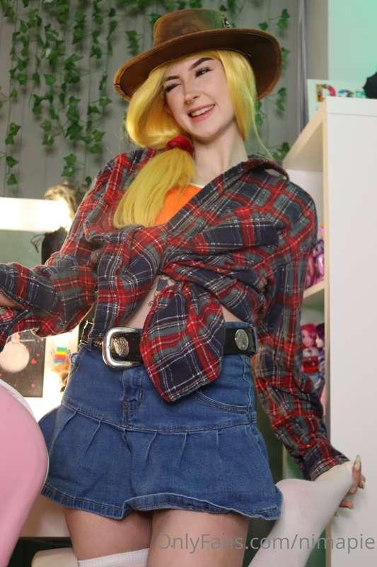 howdy sugarcube!😉 can i show you how i ride like cowgirl ;)💚