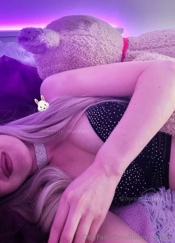 Prsia jak cukrová vata 🍨 Mňam ,zakusol by si sa do nich ? al..