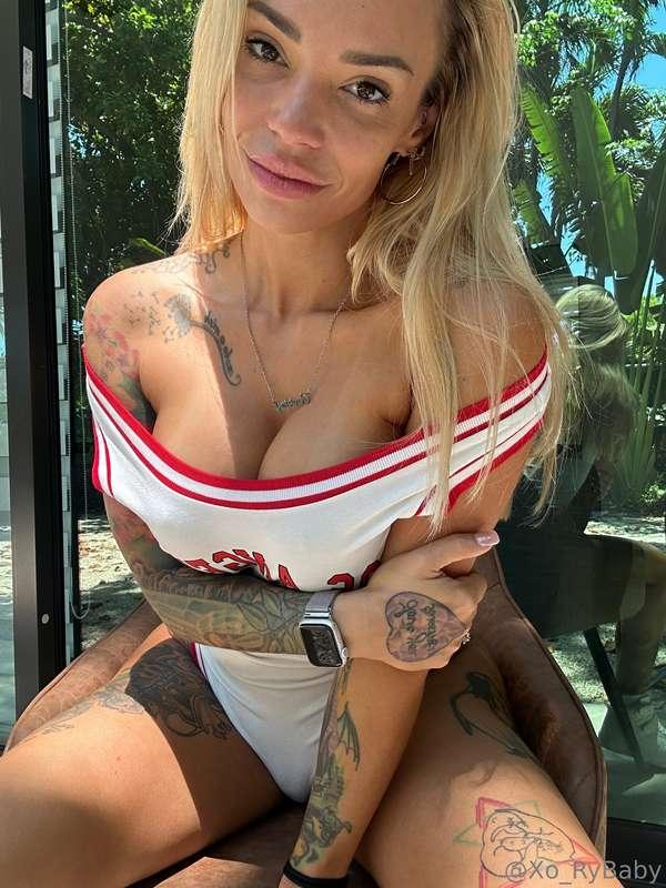 What catches your eye first... my pretty face or big tits? 🍒