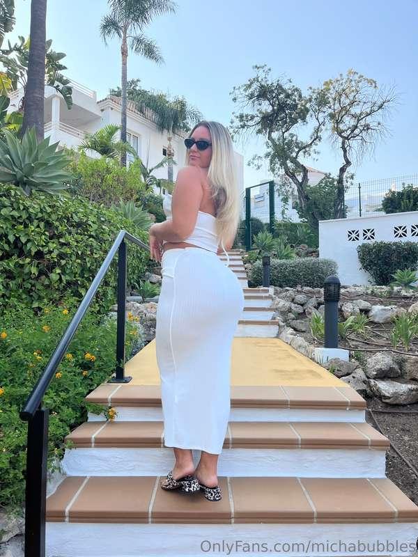 Dangerously hot under the dress 🌶️