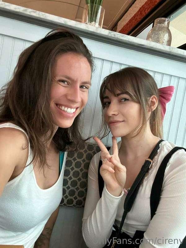 Look who I ran into during one of my layovers! 😍 @missmilaro..