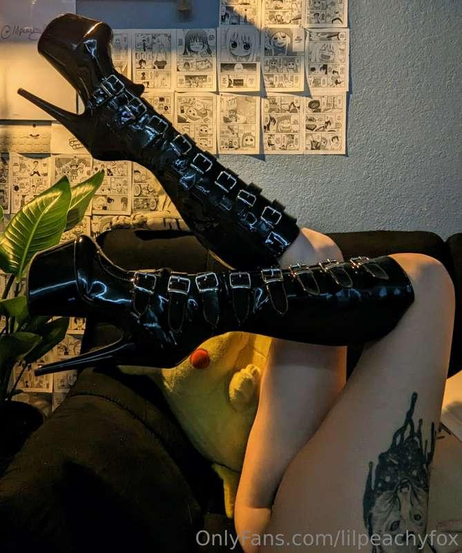I bet these boots would feel nice when I step on you 😘