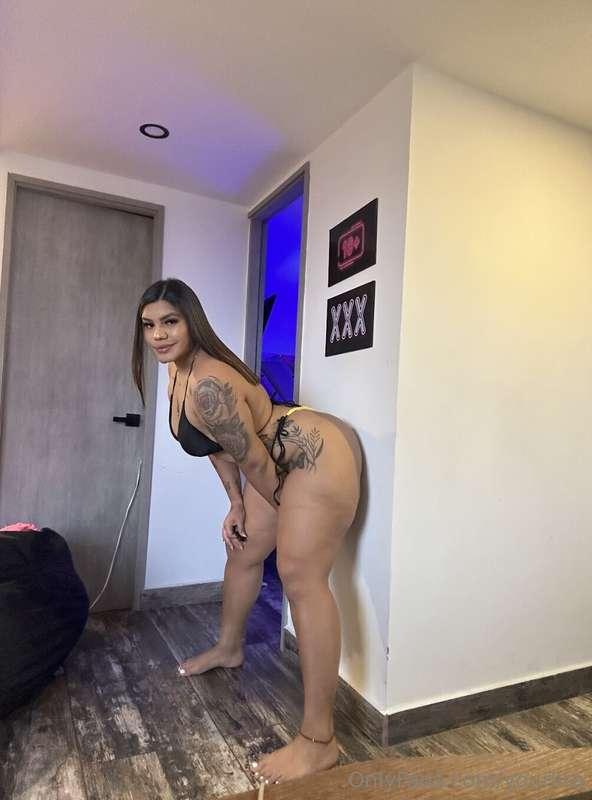 Being this bootyful is a full-time job. Can you be my assist..