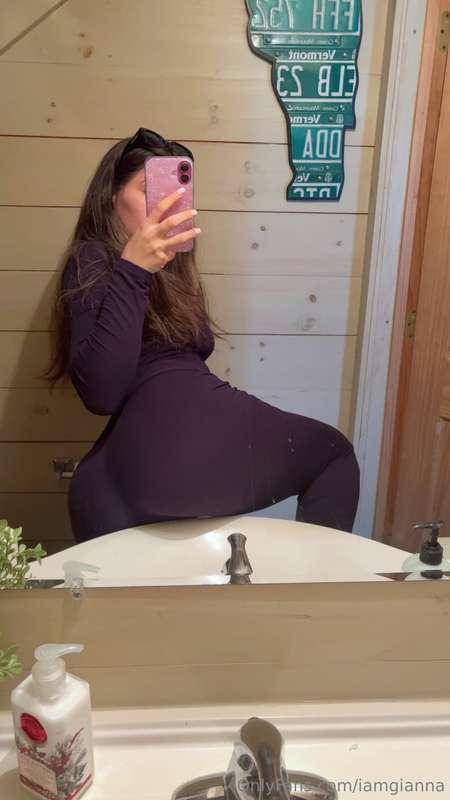 Just imagine this booty bouncing on you 🥵💦