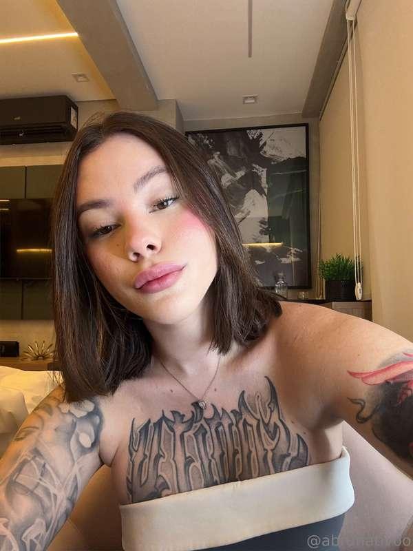 do u wanna taste my lips? come in my inbox