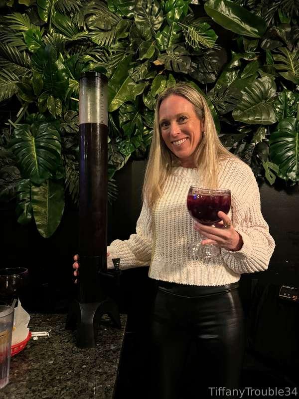 Swipe ➡️ yummy sangria! 
