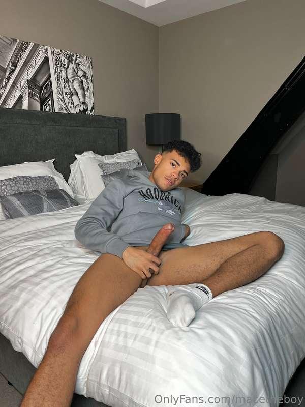 Hard and horny 🍆😈
