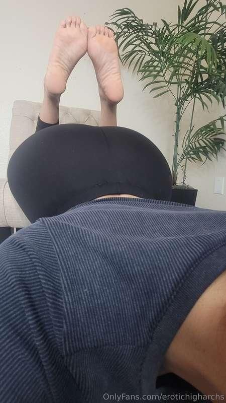 Soles scrunched or relaxed? 
Or do you just want my ass 😉