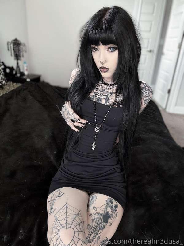 can’t resist a girl in a lil black dress 