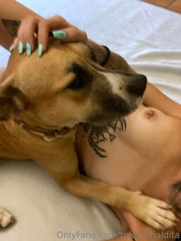 Protegiendo a mamá siempre❤️❤️❤️

Buenas tardes mis lobitos ..