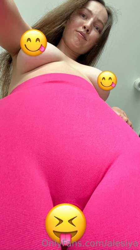 Many photos with boobs and booty in leggings 👅🌺