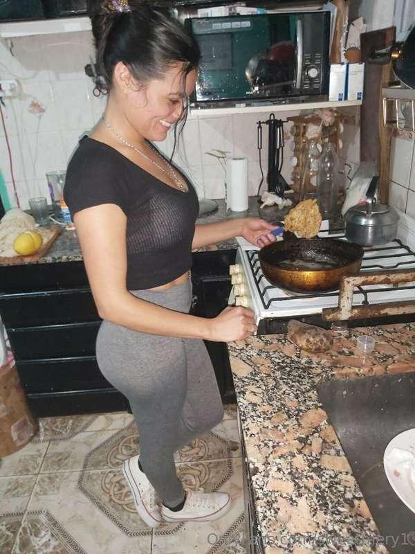 Necesitas una cocinera privada cariño? estas de suerte porqu..