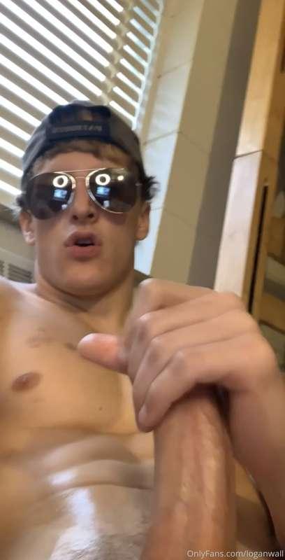 Throwback to when I was Stroking my Meat in the Dorm. I had ..