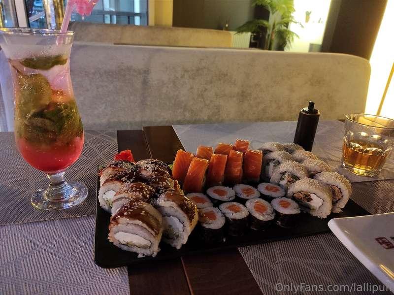 I really love sushi 🩷💕