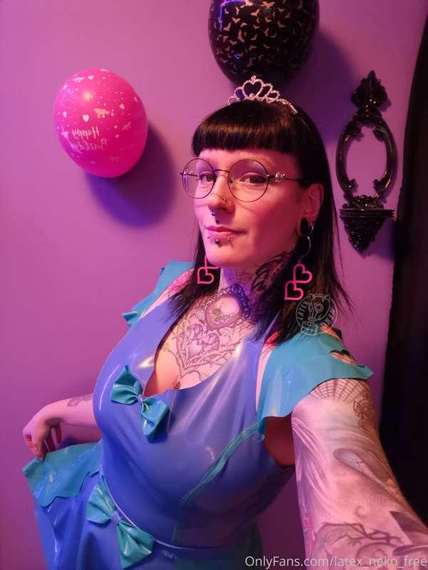 Today is my 26th birthday :D Gonna have a party at home toda..