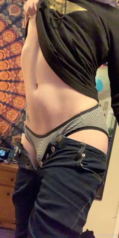My jeans are stuck, could you help me take them off? 😍
