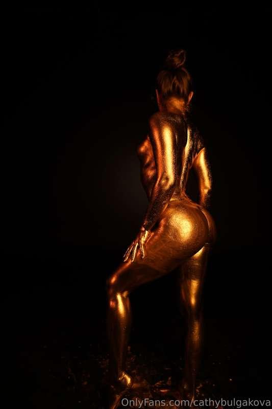 One of my favourite shooting - gold booty 💛 Enjoy the full v..