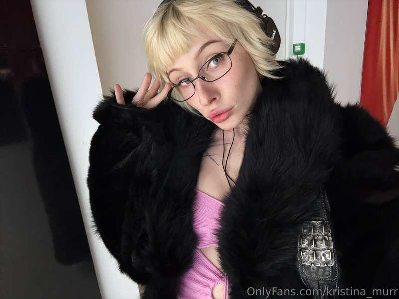 The world disappears when the music starts 🎧✨I love big head..