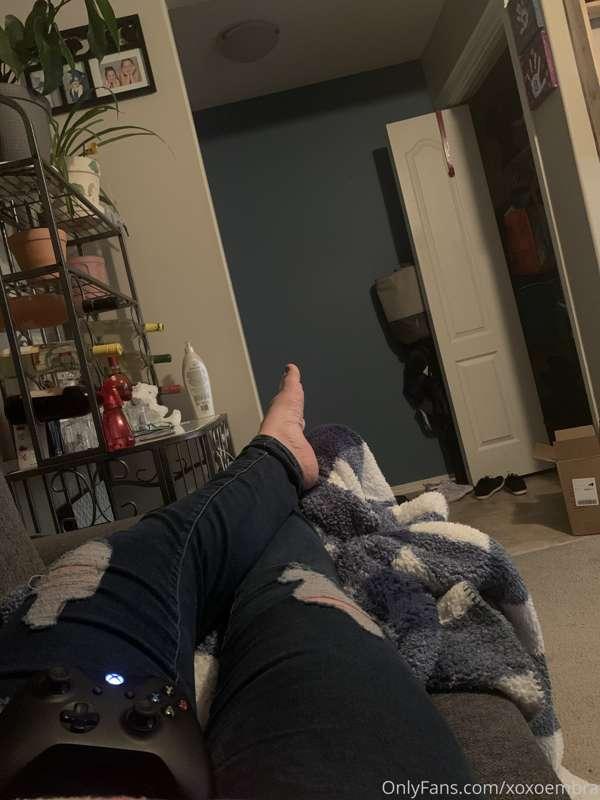 Cum strip these pants off and worship while I game 💋😈