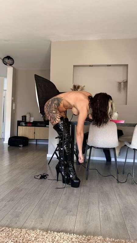 BACKSTAGE WITH ANOUSCHKA