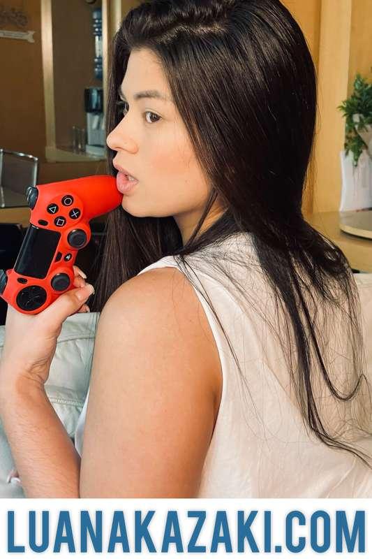 Pqp, ela é sensual até jogando!! 🎲