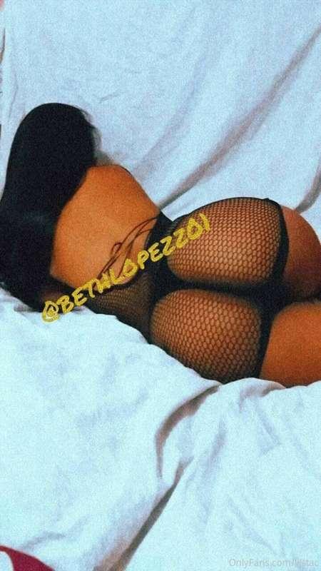my friend @bethlopezz01 has a tight pussy, she loves to have..